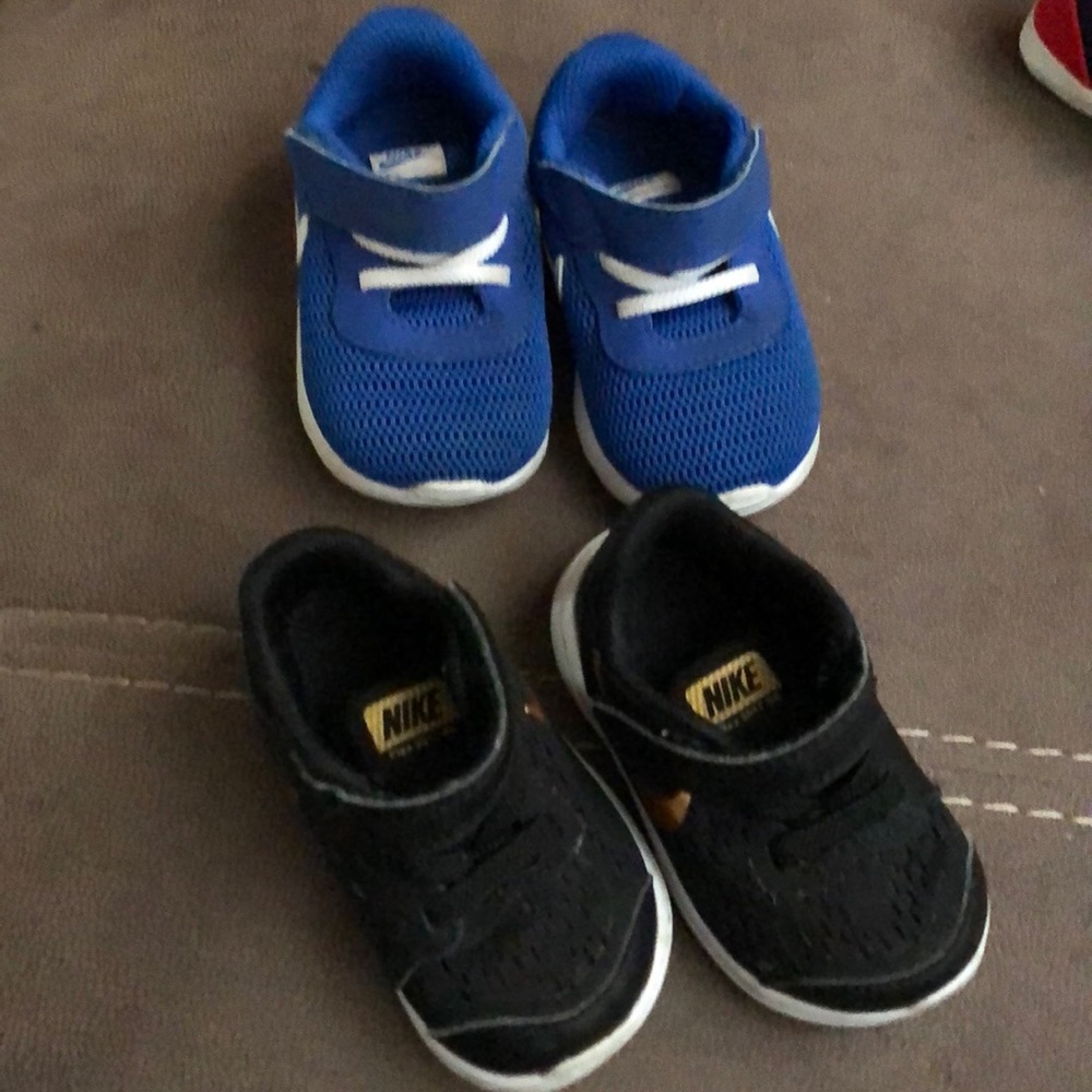 2 pairs of Nike shoes